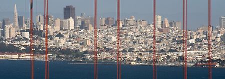 Blick durch die Seilkonstruktion der Golden Gate Brdge in San Francisco.