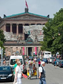 Touristenmagnet Berlin: Straße am Lustgarten, mit Blick auf die Alte Nationalgalerie.