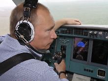 Regierungschef Putin fliegt als Co-Pilot einen Feuerwehrhubschrauber und präsentiert sich seinen Landsleuten als oberster Feuerlöscher des Landes.