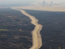 Verbrannte Erde kennzeichnet das weite Land.