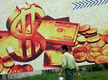 Plakatwerbung in Hefei: Das Dollar-Symbol hat in Asien etwas an Strahlkraft verloren.