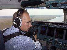 Wladimir Putin im Löschflugzeug.