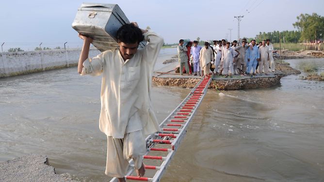 "Das Schlimmste ist noch nicht vorbei": 2010: Pakistaner kämpfen ums Überleben