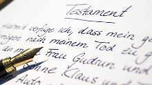 Wer sein Testament ohne Notar aufsetzt, muss dieses komplett per Hand verfassen und unterschreiben. 