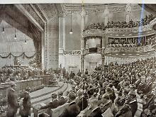 Zeichnung von der Eröffnungssitzung der Nationalversammlung in Weimar im Jahr 1919.