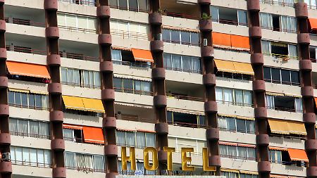 Die Hotelbalkone in den spanischen Touristenhochburgen scheinen ein gefährlicher Platz zu sein. (Hotel in Benidorm an der Costa Blanca)
