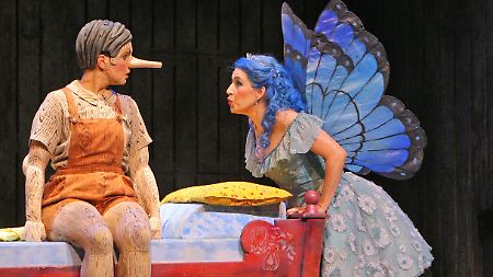"Pinocchios Abenteuer" am Chemnitzer Opernhaus. Übrigens wird jeder Mensch etwa 200 Mal am Tag belogen ...