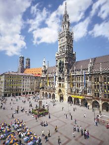 Das touristische Epizentrum: der Marienplatz mit dem Rathaus.