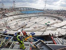 Noch knapp zwei Jahre bis zu den Spielen: Kabelarbeiten im neuen Velodrom im Olympia Park von London (Archivfoto vom 15. März 2010).