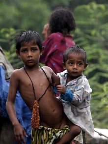 Kinder kümmern sich um Kinder - die Lage in Pakistan ist verzweifelt.