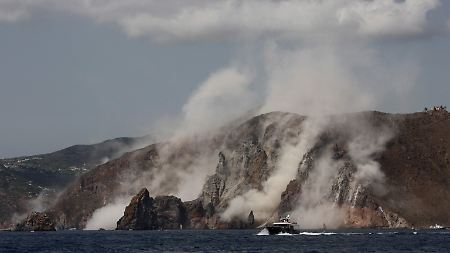 Staub steigt auf nach dem Steinschlag auf der Insel Lipari.
