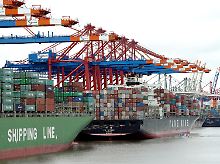Hochstapeln gehört wieder zum Alltag: Im Hamburger Hafen wuchs der Containerumschlag im Juni  im Jahresvergleich um 16,5 Prozent.
