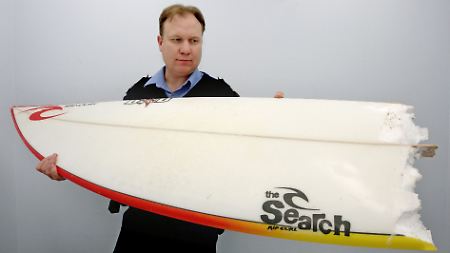 Was vom Angriff übrig blieb: Ein Beamter der Margaret River Police mit dem Rest des Surfbrettes.
