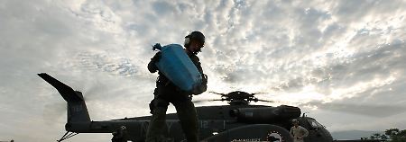Die Hilfe kommt langsam an: US-Soldaten beim Ausladen von Hilfsgütern.