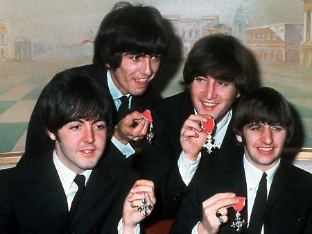 John Lennon (dritter von links) wollte dem jungen Folksänger die Angst vor Reichtum und Erfolg nehmen.