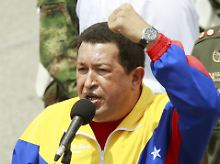 Chavez ist gefragt. Er prahlt ja stets mit dem sozialen Fortschritt in seinem Land.
