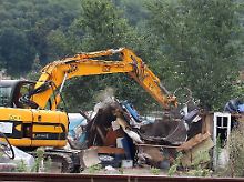 Derweil reißen in Frankreich Bagger die Hütten der Roma ab.