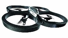 Die Drohne fliegt innen und außen.