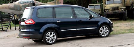 Zart geliftet präsentiert der Galaxy seine bekannte Erscheinung, der neue Topmotor ist ein Vierzylinder.