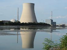 Streitpunkte: Die Laufzeitverlängerung der Atomkraftwerke (im Bild: Isar 1 und 2) ...