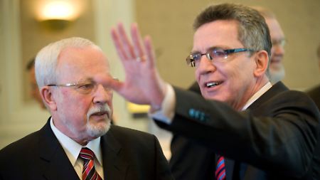 Innenminister Thomas de Maiziere (r) beim Empfang seines Cousins Lothar de Maiziere zum 70. Geburtstag (März 2010).