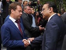 Medwedew bittet Pakistans Präsident Zardari um Hilfe bei der Suche nach den Terroristen. 