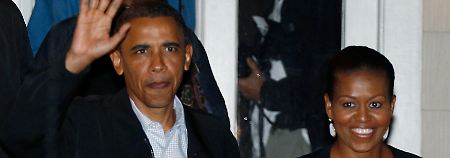 Obama verlässt zusammen mit seiner Frau ein Restaurant auf Martha's Vineyard.