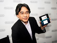 Stolzer Vorreiter aus der Gamesbranche: Nintendo-Chef Satoru Iwata hält mit der Mini-Konsole 3DS bereits eine marktfähige 3D-Lösung in Händen. 