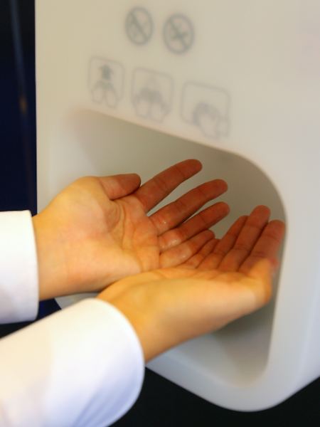 Moderne Desinfektionsanlagen kommen ganz ohne Körperkontakt aus.
