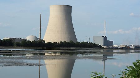 Kernkraftwerke an der Isar: Noch ist nicht klar, wie lange sie am Netz bleiben dürfen und was das die Betreiber kostet.