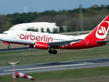 Air Berlin gibt die höheren Kosten durch die Steuer an die Kunden weiter.