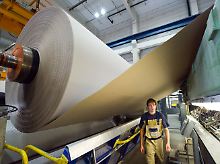 Der Aufschwung erfasst zumindest die Stimmung: Stellvertretend für den deutschen Mittelstand rauscht hier in der Papierfabrik Hamburger-Spremberg im südlichen Brandenburg das Wellpappe-Rohpapier von der Rolle.