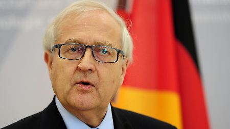 Streitlustig: Brüderle stellt sich gegen seinen Kabinettskollegen Röttgen.