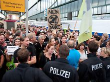 Im Bahnhof legten die Protestierer zwischenzeitlich auch Teile des Zugverkehrs lahm.