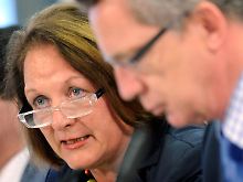 Leutheusser-Schnarrenberger und de Maizière müssen die CSU noch ins Boot holen.