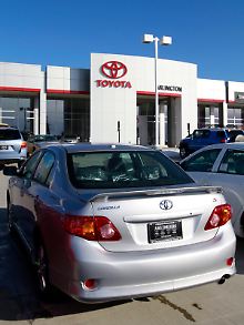 Toyota Corolla vor einem Autohaus in Palatine/Illinois.