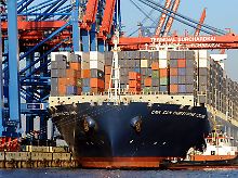 Die "CMA CGM Christoph Colomb" im Hamburger Hafen. Das Containerschiff gehört zu den größten der Welt.