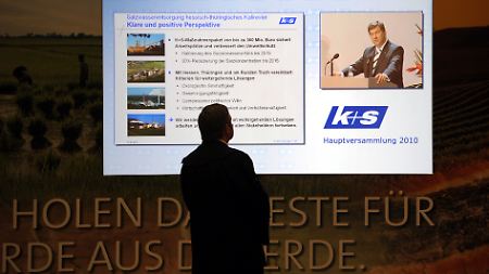 Ein Aktionär lauscht K+S-Chef Norbert Steiner auf der Hauptversammlung im Mai. K+S rechnet weiter mit einem deutlichen Umsatz- und Gewinnanstieg. 