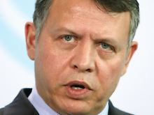 König Abdullah sitzt als Beduine zwischen den Stühlen.
