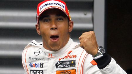 So feiern Sieger: Lewis Hamilton nach dem Rennen in Spa.