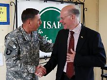 Lammert wird in Kabul von General Petraeus begrüßt.