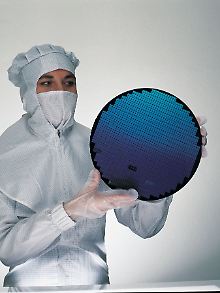 Fusselfreie Chips frisch aus dem Reinraum. Infineon will sich künftig auf Autobau und Industrie konzentrieren.