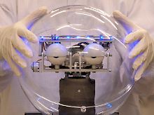 Im Mobilfunkgeschäft kann man leicht ins Hintertreffen geraten. Ob dieser Infineon-Roboter im Wettbewerb besser standhält? 