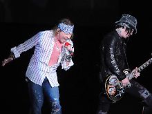 Watten Buffett imitierte in einem Firmenvideo Axl Rose (l), Gründungsmitglied der US-Rock-Band Guns N' Roses.