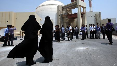Eine Provokation für den Westen: Der Iran nimmt im August das erste AKW in Betrieb. Mit Kernbrennstoff bestückt wurde die Anlage in Bushehr von Ingenieuren aus dem Iran und Russland.