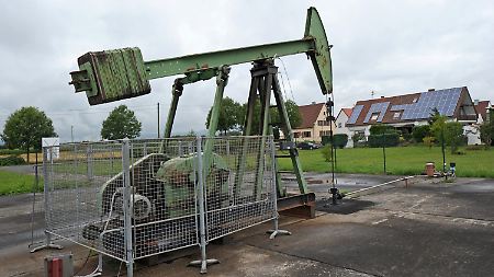 Eine Gestängetiefpumpe zur Erdöl-Förderung der Wintershall Holding GmbH in Landau pumpt Erdöl an die Oberfläche.