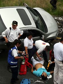 Ein Verwundeter wird nach einem Feuergefecht mit der Polizei versorgt.