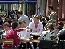 Volle Straßencafes in der Simon-Dach-Straße.