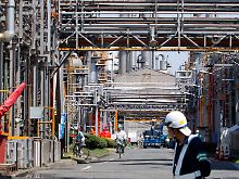 Anlagen im Industriegebiet Keihin bei Kawasaki, südlich von Tokio: Im vierten Quartal dürfte der Yen-Effekt erst richtig durchdrücken.