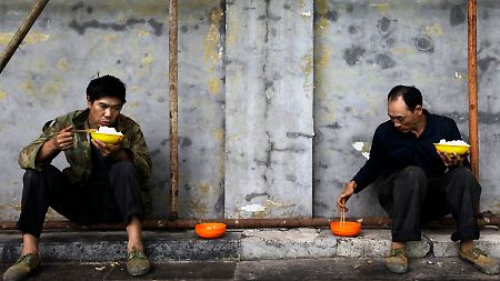 Nach einer kleinen Pause geht es weiter. Die Lebenshaltungskosten für eine durchschnittliche chinesische Familie liegen übrigens irgendwo zwischen 80 und 800 Euro im Monat.